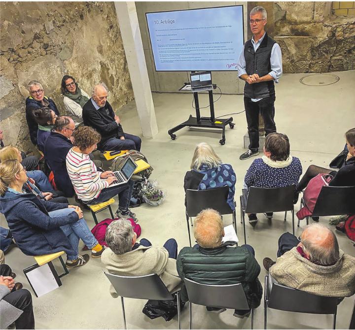 Die Mitglieder des Vereins rundum.müli trafen sich zur 5. Generalversammlung im Keller der Untermühle in Elgg.
