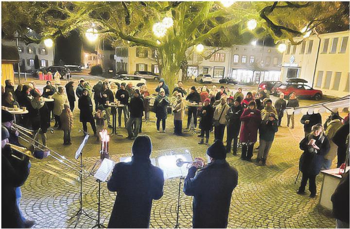 Das vorweihnächtliche Konzert auf dem Lindenplatz in Elgg fand grossen Anklang bei der Bevölkerung.