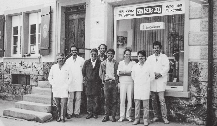 Bei der Eröffnung am 17. März 1984 an der Elgger Vordergasse: Rainer (3. von links) und Dieter Frauenfelder (rechts vor ihm) sowie Beat Nägeli (2. von rechts).