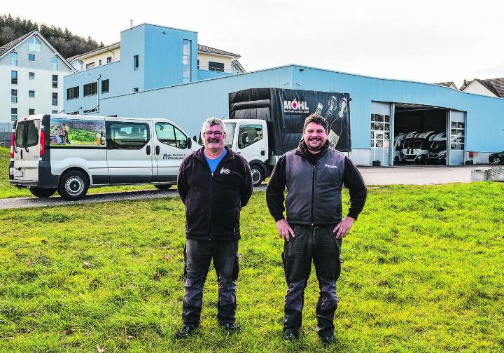Vater und Sohn ziehen mit der Meile Getränke Gmbh aus Ettenhausen weg. Bild: Jörg Rothweiler, Romedia