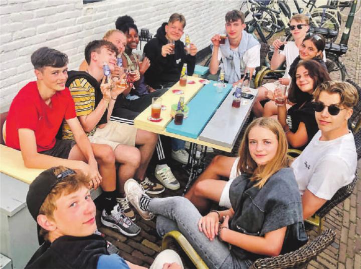 Ganz wie Touristen waren die Jugendlichen entzückt von den kleinen holländischen Backsteinhäuschen. Bilder: zvg