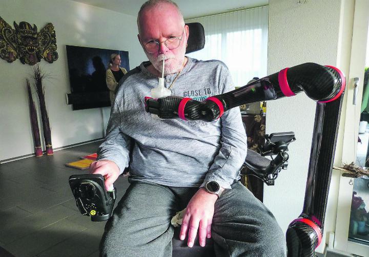 Eine grosse Hilfe für Urs Brunner ist sein dritter Arm, der roboterunterstützt gewisse Aufgaben erledigt. Bild: Kurt Lichtensteiger