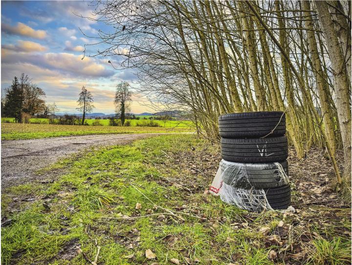 Wer sowas macht, lässt jeglichen Respekt vor Umwelt und Mitmenschen vermissen! Gesehen kurz nach der Autobahnabfahrt Matzingen. Leserbild: Marianne Burgener, Wittenwil