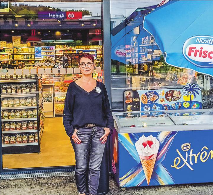 Patricia Oetjen, Agenturpartnerin von Valora, vor dem neuen Shop am Bahnhof Aadorf. Bild: Kurt Lichtensteiger