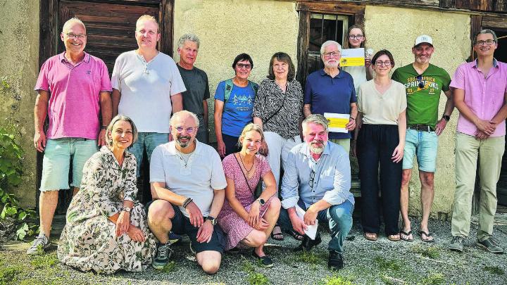 Die Gewinnerinnen und Gewinner des ersten Gartenpreises posieren mit den Mitgliedern der Jury in Aawangen, wo der Preis verliehen wurde. Bild: Marianne Burgener
