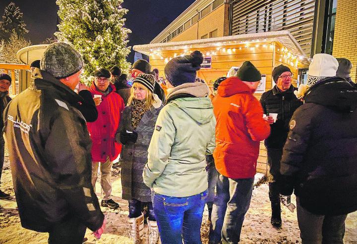 Alles, was es für einen gelungenen Weihnachtapéro braucht: Schneeflocken, Tannenbaum und Glühwein. Bild: Marianne Burgener
