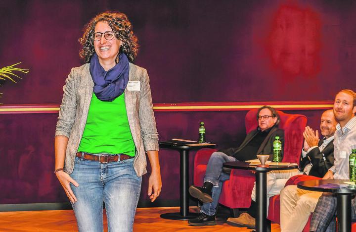 Sabrina Honegger, Leiterin Geschäftsfeld Regionalprodukte der Standortförderung Zürioberland, durfte den Award entgegennehmen. Bild: SVSM