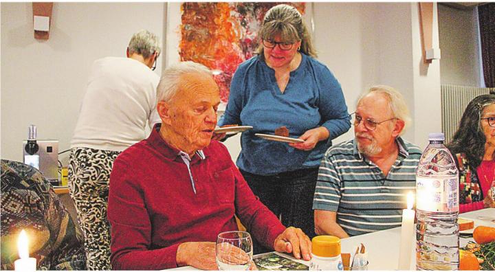 Schokoladenkuchen, Zitronen- oder Vermicellescake? Aurelia Dübi versorgt die Gäste. Foto: Melanie Henne-Issing