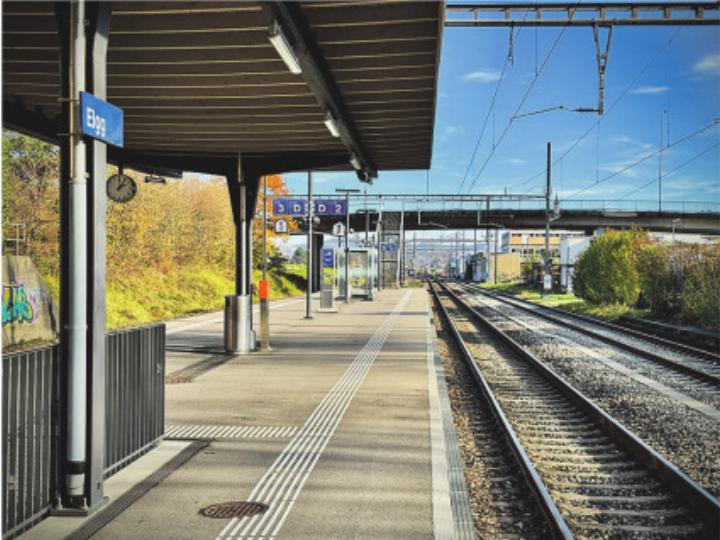 Bald wird das Warten auf den Zug auf dem Perron in Elgg komfortabler. Bild: Marianne Burgener
