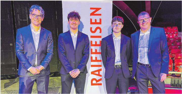 Verwaltungsratspräsident Frank Gössi, (v.l.), Lernender Fabrice Broccon, Lernender Alessandro Peluso, Vorsitzender der Bankleitung Patrick Müller. Bild: Bettina Sticher Verwaltungsratspräsident Frank Gössi, (v.l.), Lernender Fabrice Broccon, Lernender Alessandro Peluso, Vorsitzender der Bankleitung Patrick Müller. Bild: Bettina Sticher