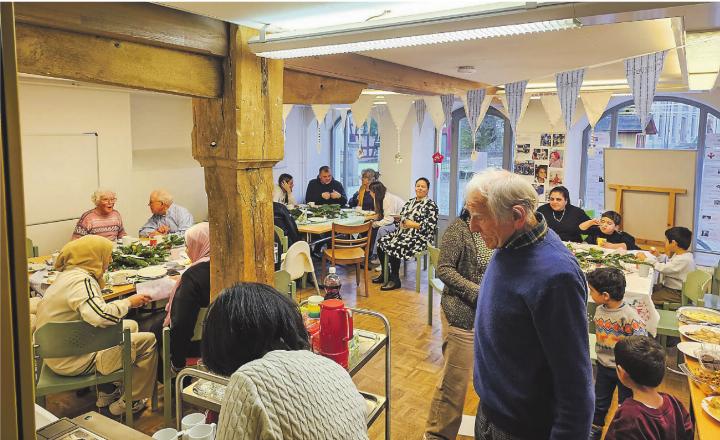 Rund 50 Kinder und Erwachsene kamen zum letzten Café International in diesem Jahr, darunter viele Familien. Bilder: zVg