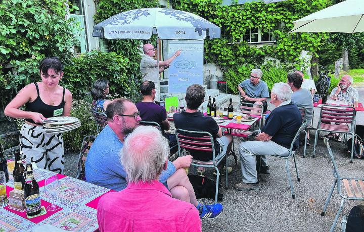 Nach dem Essen erklärt Projektleiter Martin Glaunsinger das weitere Vorgehen. Bilder: Anja C. Wolfer Baka