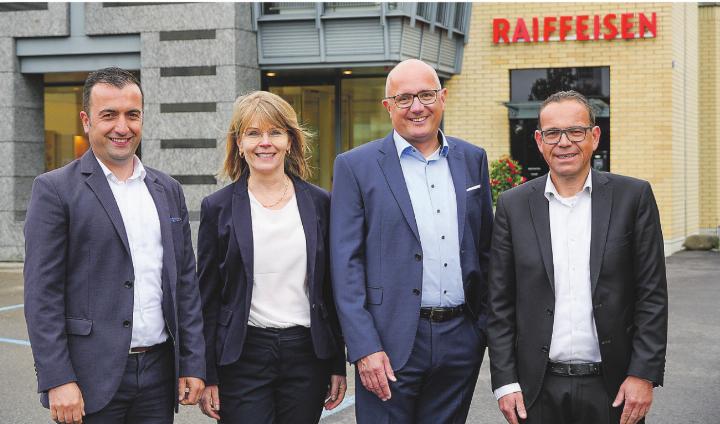 Die Bankleitung der Raiffeisenbank Aadorf: (v.l.n.r.) Anton Sopi, Stv. Vorsitzender der Bankleitung; Brigitte Del-Prete, Leiterin Services; Patrick Müller, Vorsitzender der Bankleitung; René Blöchlinger, Leiter Vertrieb. Bild: zVg