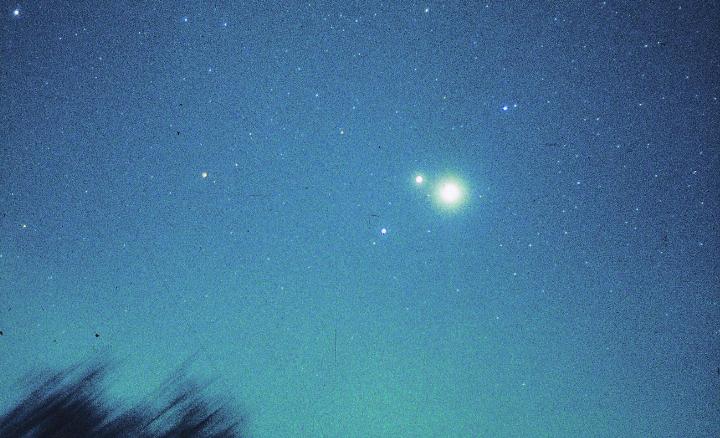 Planeten-Konjunktion im Frühling 1981: Der deutlich hellere Jupiter begegnete damals dreimal hintereinander seinem Nachbarplaneten Saturn. Bild: Markus Griesser, Sternwarte Eschenberg