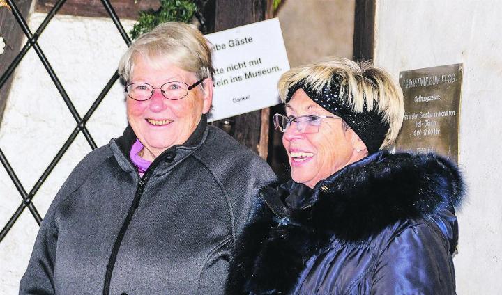 Adventsliedersängerin Yvonne Schönholzer (links) und Heimatmuseumspräsidentin Renate Katterbach.