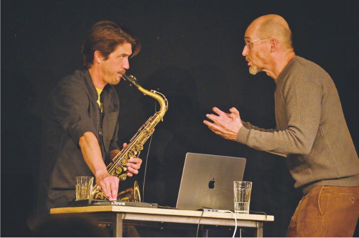 «Das Doppel» von Jens Nielsen – eine barfüssige Groteske für zwei Schauspieler und einen Musiker. Bilder: Beat Morell