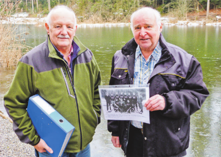 John Knecht (links), Hüter der Vereinschronik, und Kurt Heider, einstiger Spieler des EHC Aadorf. Bild: Kurt Lichtensteiger