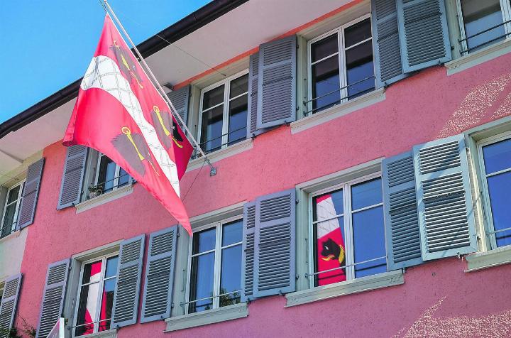 Der Bär spiegelt sich im (Haus zum) Ochsen. Leserbild: Denise Travailleur, Elgg