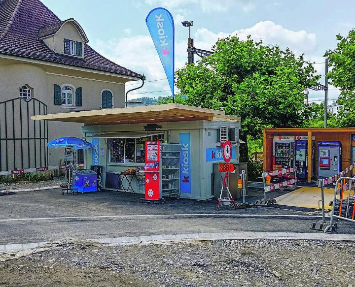 Eine Holzdachkonstruktion schützt das Verkaufslokal des Bahnhofkiosks. Bild: zvg