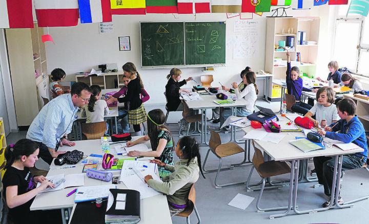 Der bestehende Personalmangel droht das Problem zu verschärfen. Denn die Arbeitsbedingungen sind für viele Lehrpersonen auf Dauer inakzeptabel. Bild: Wikimedia