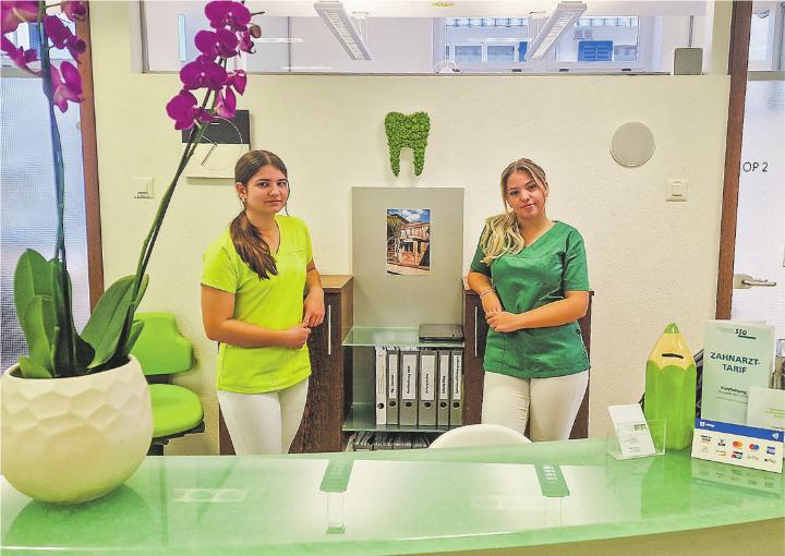 Sabie Mamudi (links) schnuppert in der Zahnarztpraxis Elgg zusammen mit der Dentalassistentin EFZ und Berufsbildnerin Yasmina Rickenbach. Bild: Emanuela Manzari Sabie Mamudi (links) schnuppert in der Zahnarztpraxis Elgg zusammen mit der Dentalassistentin EFZ und Berufsbildnerin Yasmina Rickenbach. Bild: Emanuela Manzari