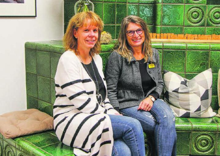 Susanne Wanner (links) übergibt die Einsatzleitung an Daniela Kägi und Rosmarie Seematter (nicht auf dem Bild). Bild: René Fischer