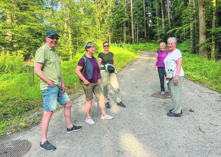 Die Gruppe Abendspaziergänger unter der Leitung von Stefan Bannwart (links) im Wald in der Nähe des neuen Wasserreservoirs in Aadorf. Bild: Bettina Sticher