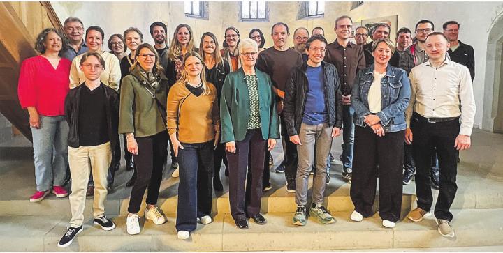 Die anwesenden frisch gewählten Behördenmitglieder der Gemeinde Elgg beim Wahl Apéro in der reformierten Kirche (in der Mitte vorne) Gemeindepräsidentin Ruth Büchi-Vögeli). Bild: Bettina Sticher