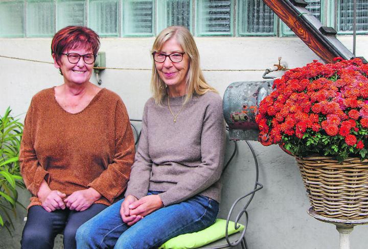 Anna Staub (links) und Therese Albrecht freuen sich auf hoffentlich viele Besucherinnen und Käufer. Bild: René Fischer