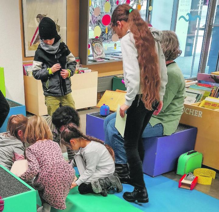 Die Kinder malen und basteln während der «Gschichteziit».