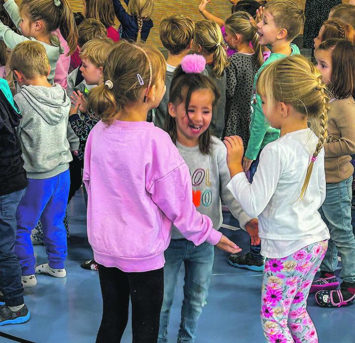 Zeigten ihre Freude: tanzende Kinder. Bild: zvg