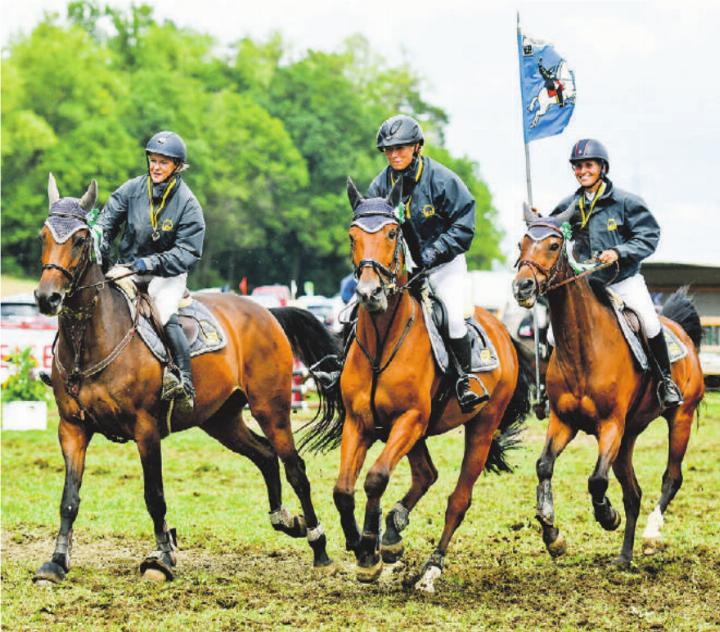 Der VEP holte Silber im OKV-Coupe-Final: Jacqueline Minder, Alexandra Enz Eberle und Corinne Bosshard mit Standarte.
