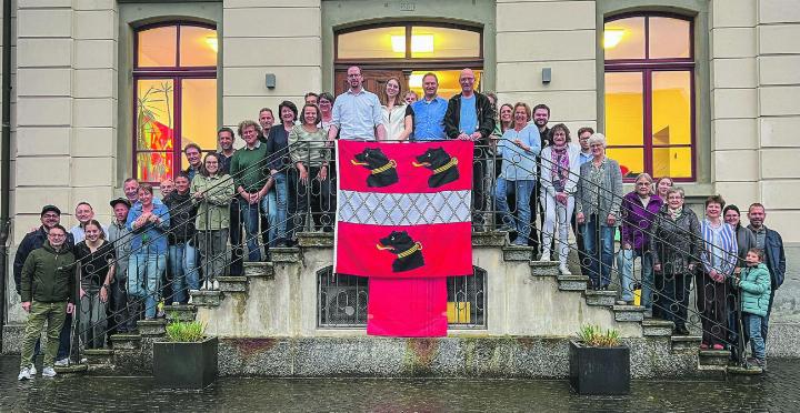 «Kompanie-Foto» der Verantwortlichen und Unterstützer des «GrUm’25» und des Elgger Liedes am Mittwochabend vor dem Gemeindehaus.