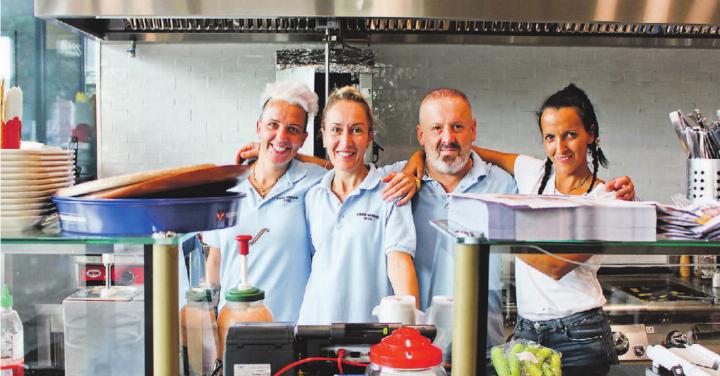 Das Kebab-Treff-Team Kristina, Sesil, Veli und Silvia (von links), eine Freundin aus Bulgarien, die anreiste, um bei der Eröffnung mitzuhelfen. Bild: Julia Mantel