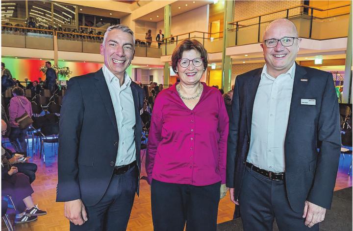 (v.l.n.r.) Finanz- und Vorsorgeexperte Donato Blasucci, Susanne Ulrich, Fachfrau im Bereich Laufbahncoachings und Pensionierungsseminare und Bankleiter Patrick Müller. Bild: zVg (v.l.n.r.) Finanz- und Vorsorgeexperte Donato Blasucci, Susanne Ulrich, Fachfrau im Bereich Laufbahncoachings und Pensionierungsseminare und Bankleiter Patrick Müller. Bild: zVg