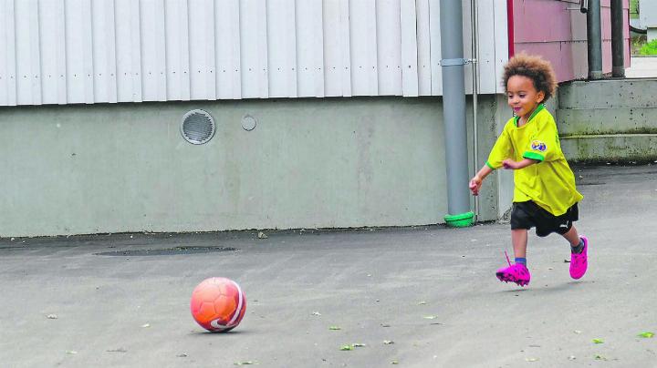 Vielleicht schafft es das Elgger Jungtalent an die Euro 2044, dann allerdings hoffentlich für die Schweiz und nicht für Brasilien. Leserbild: Hans Maag, Elgg