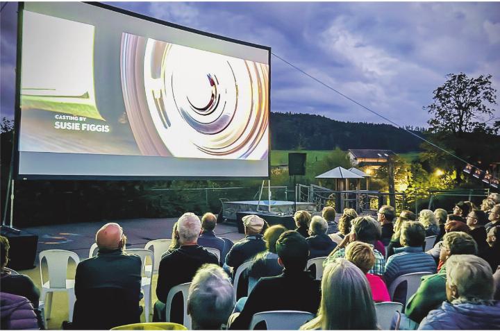 Das Publikum war bereit für «A Night at Ettenhausen»: Openair-Kino zum Gong-Saisonstart. Bild: Marianne Burgener