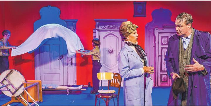 Die Anstaltsleiterin Dr. von Zahnd streitet mit Inspektor Voss während im Hintergrund die Tote Irene Staub zugedeckt wird. Bild: Theater des Kantons Zürich