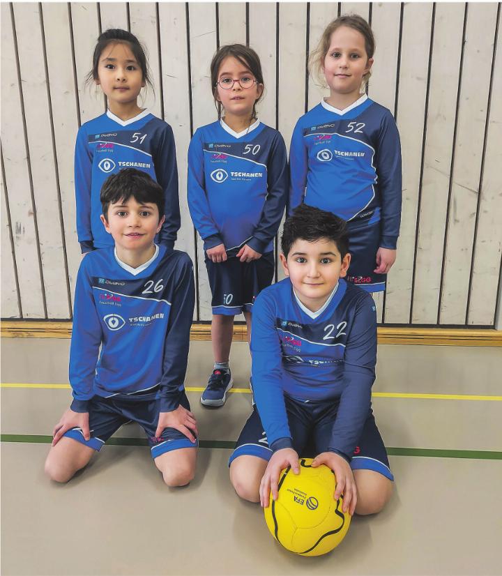 Die drei Mädchen und zwei Jungen von FB Elgg tragen am U8-Turnier in Müllheim stolz ihre Trikots – zum Teil zum allerersten Mal. Bild: zVg