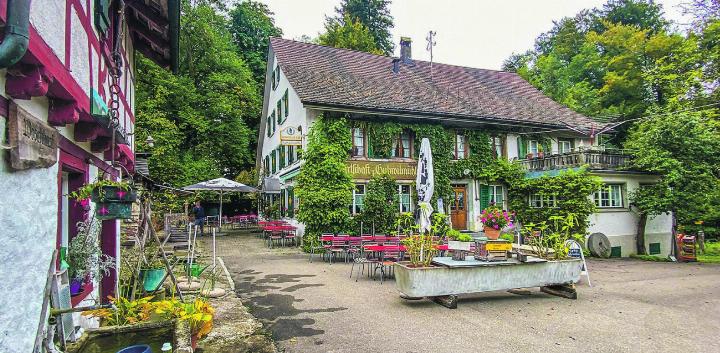 Die WAK-Mitglieder haben es besiegelt: Die Elgger Genossenschaft kauft die «Gumele» und wird sie als traditionelles Ausflugsrestaurant weiter betreiben. Bild: Markus Koch