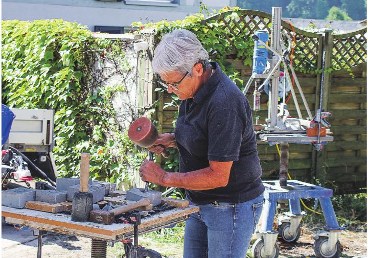 Eine Steinmetzin an der Arbeit. Bilder: Anja C. Wolfer Baka