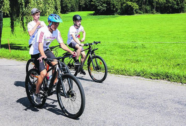 Diese drei Jungs aus Ettenhausen radelten tüchtig mit an der Zwei-Stunden-Fahrt. Bild: Hansjörg Kiener