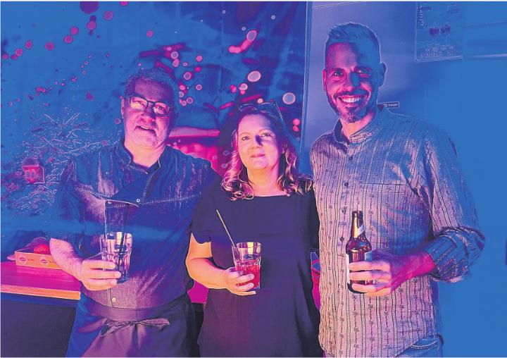 Mitglieder des Vorstands an der Bar: Sacha, Evelyne und Vereinspräsident Patrick (ausnahmswiese ohne Nachnamen). Bild: Bettina Sticher