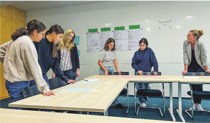 Aadorfs Gemeindeschreiberin Sandra Kleindl (rechts) erklärt den Jugendlichen mit einer Übung, welche Arbeiten in der Gemeinderatskanzlei erledigt werden (in der Mitte Jasmin Tschalléner vom Steueramt). Bild: Bettina Sticher