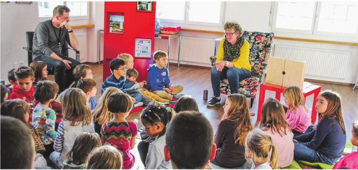Die Erzählerin Huguette Schwager nimmt Kinder mit auf eine fantasievolle Reise in die Welt der Geschichten und Märchen. Bild: Brigitte Kunz-Kägi