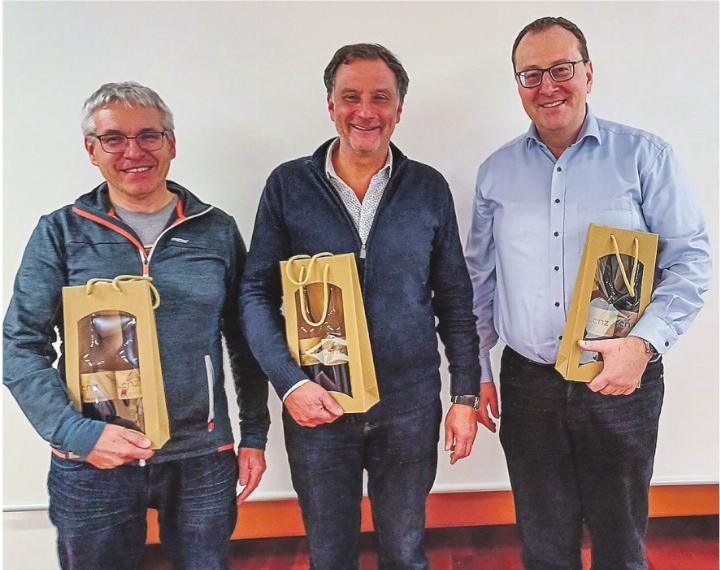 An der Gemeindeversammlung der Evangelischen Kirchgemeinde Aadorf-Aawangen wurden Stimmenzähler Heinz Ammann, Diakon Matthias Dietz und Pfarrer Emmelius Steffen geehrt. Bild: Kurt Lichtensteiger