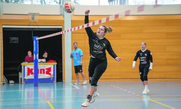 Die Faustballerinnen der FG Elgg-Ettenhausen im Angriff. Bild: zVg