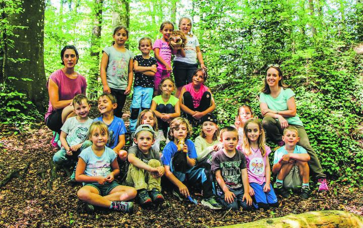 Die Kinder geniessen offensichtlich den Waldspass mit Daniela Stieger (links) und Bettina Huber (rechts). Bild: Melanie Henne-Issing