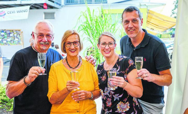 Die aktuellen (Romina Nafzger-Amstalden und Marco Amstalden, rechts) und die Senior-Chefs freuten sich gemeinsam beim grossen Jubiläumsfest. Bild: zvg