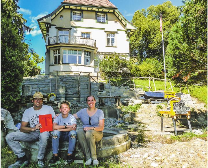 Sie freuen sich jetzt schon über die ökologische Aufwertung: Andreas Gloor mit Frau Susanne und Sohn Claudio. Bild: Kurt Lichtensteiger